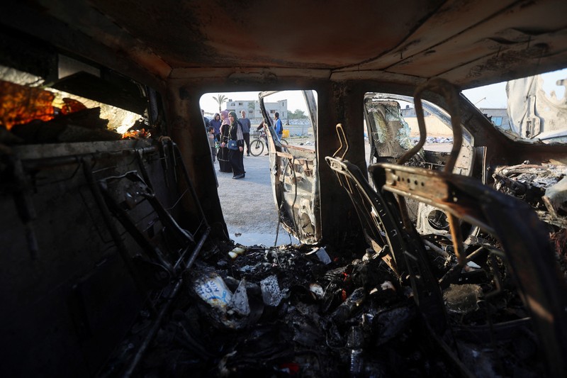 Warga Palestina melihat kendaraan tempat pegawai World Central Kitchen (WCK), termasuk warga asing, tewas dalam serangan udara Israel di Jalur Gaza tengah, 2 April 2024. (REUTERS/Ahmed Zakot)