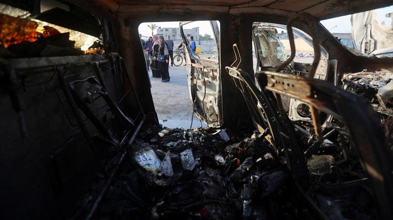 Warga Palestina melihat kendaraan tempat pegawai World Central Kitchen (WCK), termasuk warga asing, tewas dalam serangan udara Israel di Jalur Gaza tengah, 2 April 2024. (REUTERS/Ahmed Zakot)