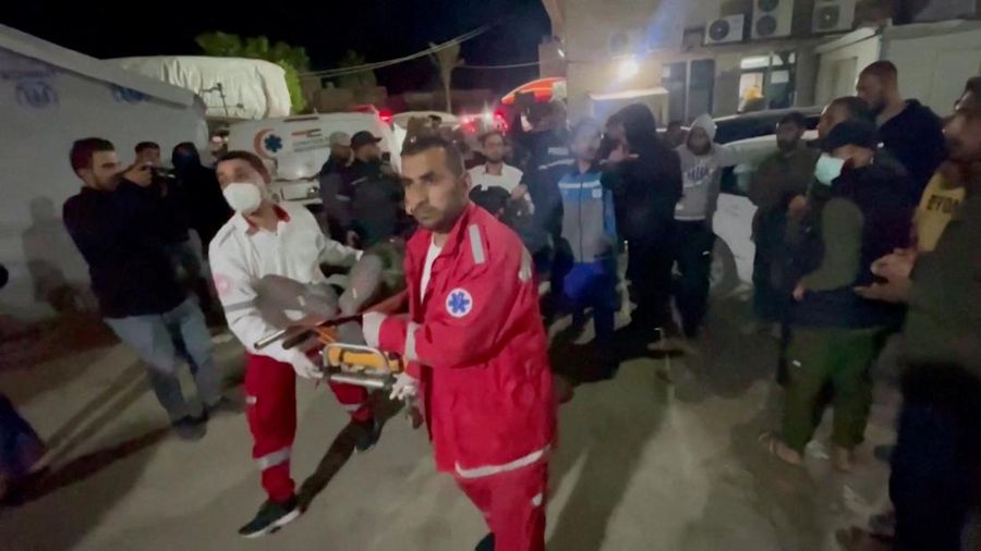 Warga Palestina melihat kendaraan tempat pegawai World Central Kitchen (WCK), termasuk warga asing, tewas dalam serangan udara Israel di Jalur Gaza tengah, 2 April 2024. (REUTERS/Ahmed Zakot)