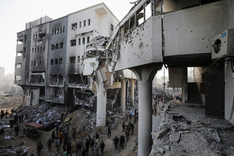 Warga Palestina memeriksa kerusakan di Rumah Sakit Al Shifa setelah pasukan Israel mundur dari Rumah Sakit dan area sekitarnya setelah operasi dua minggu, di tengah konflik yang sedang berlangsung antara Israel dan Hamas, di Kota Gaza 1 April 2024. (REUTERS/Dawoud Abu Alkas) TPX IMAGES OF THE DAY