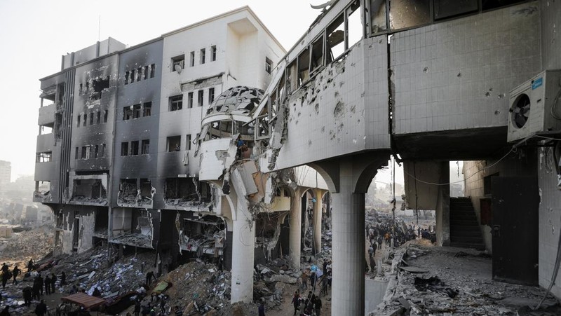 Warga Palestina memeriksa kerusakan di Rumah Sakit Al Shifa setelah pasukan Israel mundur dari Rumah Sakit dan area sekitarnya setelah operasi dua minggu, di tengah konflik yang sedang berlangsung antara Israel dan Hamas, di Kota Gaza 1 April 2024. (REUTERS/Dawoud Abu Alkas) TPX IMAGES OF THE DAY