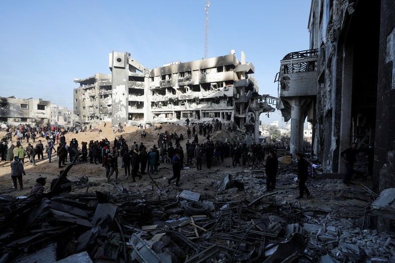 Warga Palestina memeriksa kerusakan di Rumah Sakit Al Shifa setelah pasukan Israel mundur dari Rumah Sakit dan area sekitarnya setelah operasi dua minggu, di tengah konflik yang sedang berlangsung antara Israel dan Hamas, di Kota Gaza 1 April 2024. (REUTERS/Dawoud Abu Alkas) TPX IMAGES OF THE DAY