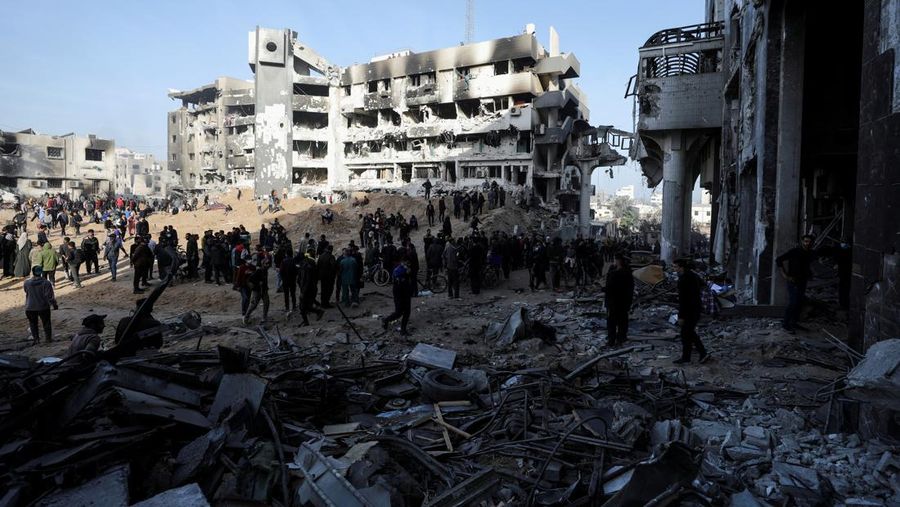 Warga Palestina memeriksa kerusakan di Rumah Sakit Al Shifa setelah pasukan Israel mundur dari Rumah Sakit dan area sekitarnya setelah operasi dua minggu, di tengah konflik yang sedang berlangsung antara Israel dan Hamas, di Kota Gaza 1 April 2024. (REUTERS/Dawoud Abu Alkas) TPX IMAGES OF THE DAY