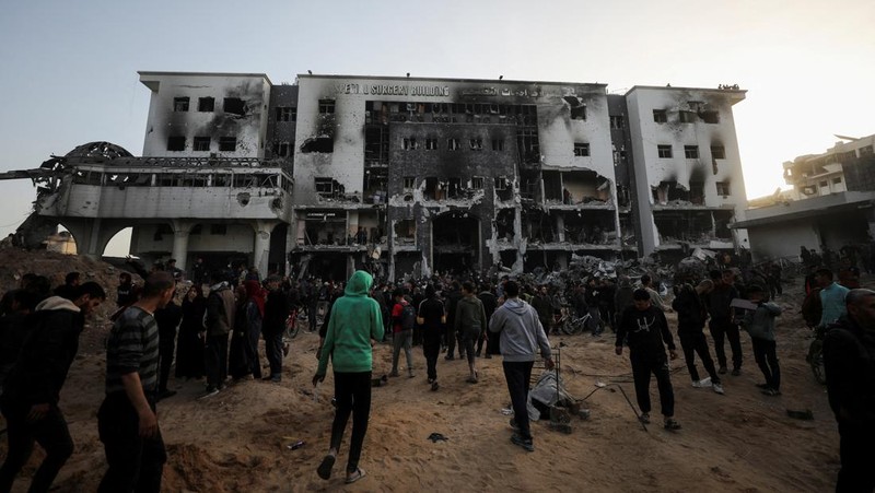 Warga Palestina memeriksa kerusakan di Rumah Sakit Al Shifa setelah pasukan Israel mundur dari Rumah Sakit dan area sekitarnya setelah operasi dua minggu, di tengah konflik yang sedang berlangsung antara Israel dan Hamas, di Kota Gaza 1 April 2024. (REUTERS/Dawoud Abu Alkas) TPX IMAGES OF THE DAY
