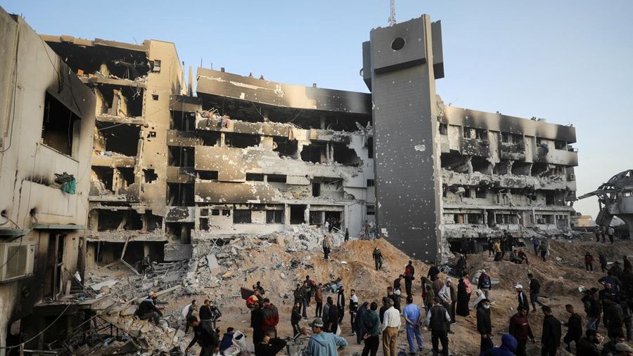Warga Palestina memeriksa kerusakan di Rumah Sakit Al Shifa setelah pasukan Israel mundur dari Rumah Sakit dan area sekitarnya setelah operasi dua minggu, di tengah konflik yang sedang berlangsung antara Israel dan Hamas, di Kota Gaza 1 April 2024. (REUTERS/Dawoud Abu Alkas) TPX IMAGES OF THE DAY