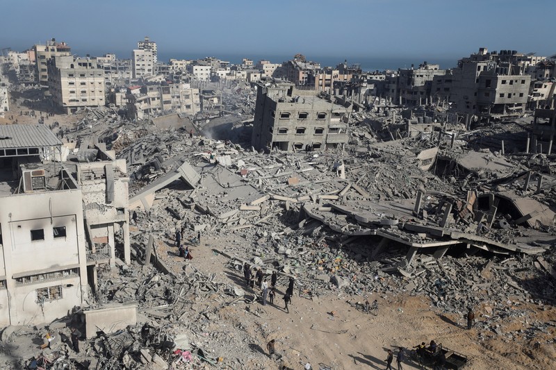 Warga Palestina memeriksa kerusakan di Rumah Sakit Al Shifa setelah pasukan Israel mundur dari Rumah Sakit dan area sekitarnya setelah operasi dua minggu, di tengah konflik yang sedang berlangsung antara Israel dan Hamas, di Kota Gaza 1 April 2024. (REUTERS/Dawoud Abu Alkas) TPX IMAGES OF THE DAY
