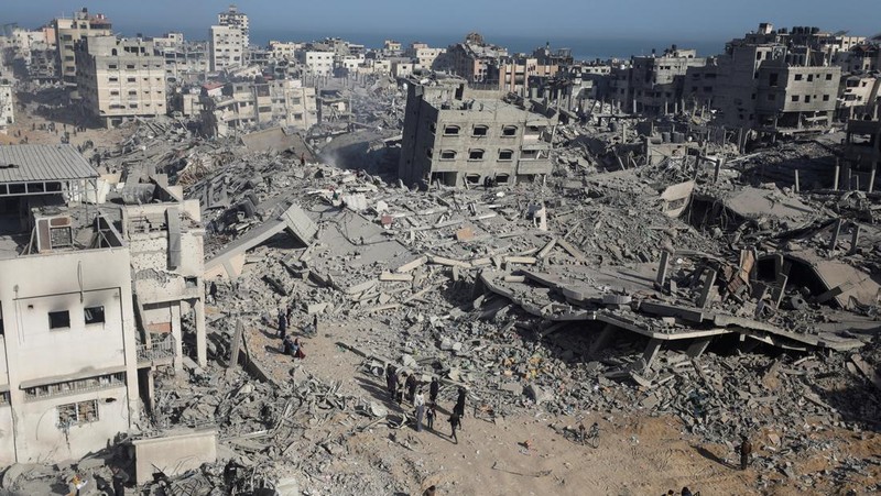 Warga Palestina memeriksa kerusakan di Rumah Sakit Al Shifa setelah pasukan Israel mundur dari Rumah Sakit dan area sekitarnya setelah operasi dua minggu, di tengah konflik yang sedang berlangsung antara Israel dan Hamas, di Kota Gaza 1 April 2024. (REUTERS/Dawoud Abu Alkas) TPX IMAGES OF THE DAY