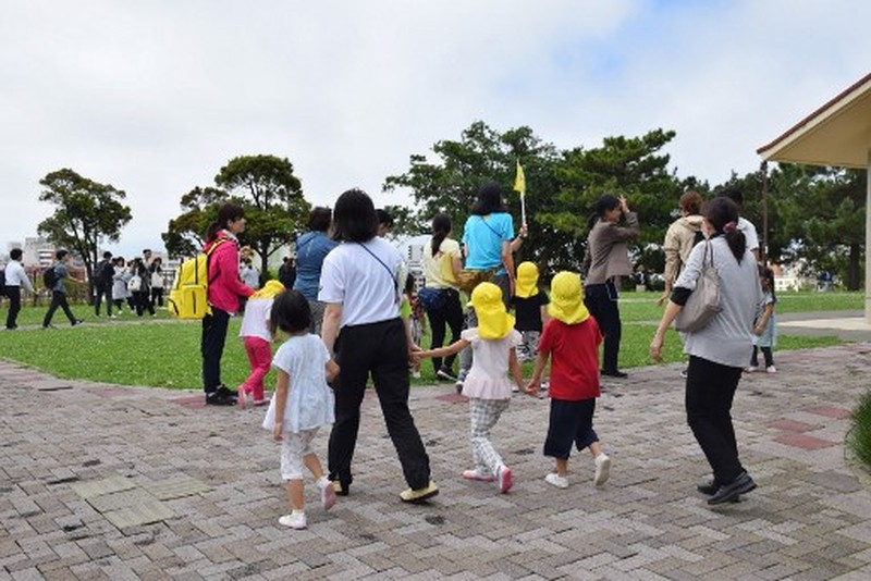 Warga menyelamatkan seorang anak dari bangunan yang runtuh sebagian di Hualien, Taiwan timur pada Rabu, 3 April 2024. (TVBS via AP)