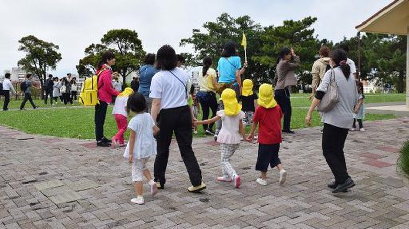 Warga menyelamatkan seorang anak dari bangunan yang runtuh sebagian di Hualien, Taiwan timur pada Rabu, 3 April 2024. (TVBS via AP)