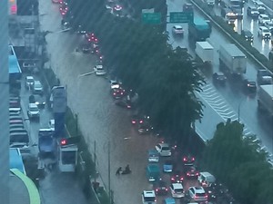 Jalan TB Simatupang Jaksel Banjir, Lalin Macet!