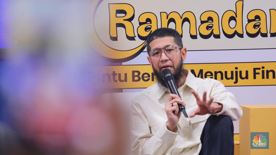 CEO Kasisolusi, Deryansha Azhary menyampaikan pemaparam dalam acara Ramadanomics di Masjid Cut Meutia, Jakarta, Rabu (3/4/2024). (CNBC Indonesia/Faisal Rahman)