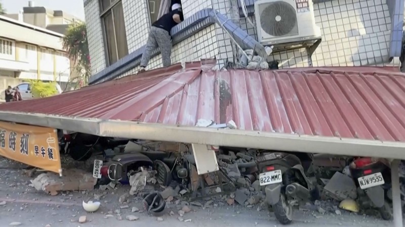 Dalam gambar yang diambil dari rekaman video yang ditayangkan oleh TVBS, terlihat sebuah bangunan yang runtuh sebagian di Hualien, Taiwan timur pada Rabu, 3 April 2024.  (TVBS via AP)