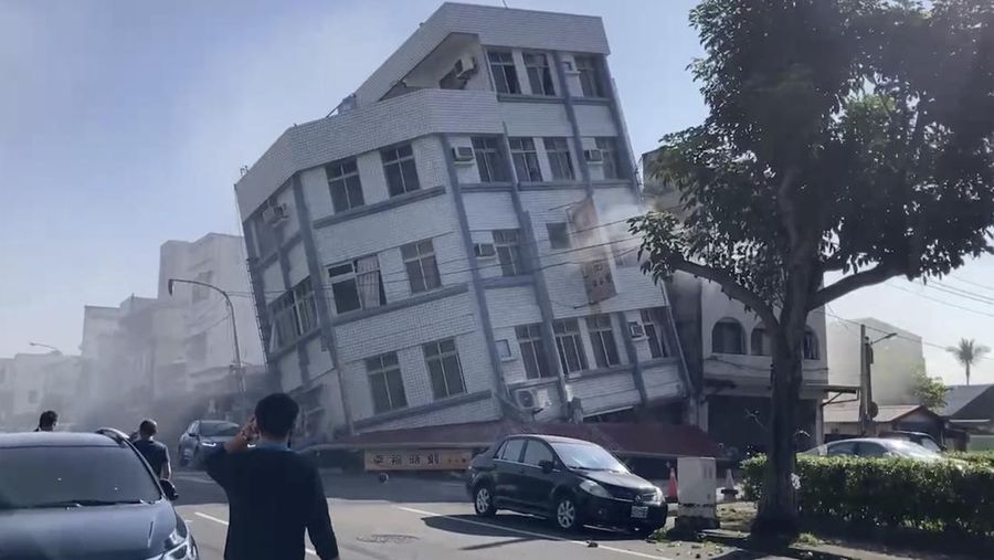 Dalam gambar yang diambil dari rekaman video yang ditayangkan oleh TVBS, terlihat sebuah bangunan yang runtuh sebagian di Hualien, Taiwan timur pada Rabu, 3 April 2024. (TVBS via AP)