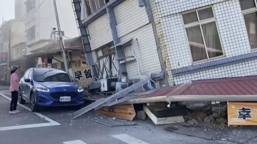 Dalam gambar yang diambil dari rekaman video yang ditayangkan TVBS, seorang wanita berdiri di dekat bangunan yang sebagian runtuh di Hualien, Taiwan timur pada Rabu, 3 April 2024. Dalam gambar yang diambil dari rekaman video yang ditayangkan TVBS, seorang wanita berdiri di dekat bangunan yang sebagian runtuh di Hualien, Taiwan timur pada Rabu, 3 April 2024. (TVBS via AP)