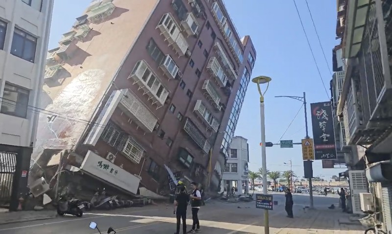 Sebuah gedung nampak ambruk akibat gempa yang mengguncang wilayah Taiwan dengan magnitudo 7,5 hingga muncul peringatan Tsunami pada Rabu (3/4/2024). (Sosial Media X @Motabhai012)