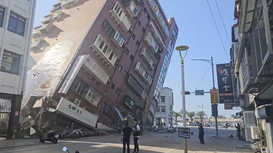 Dalam gambar yang diambil dari rekaman video yang ditayangkan TVBS, terlihat bangunan yang runtuh sebagian di Hualien, Taiwan timur pada Rabu, 3 April 2024. (TVBS via AP)