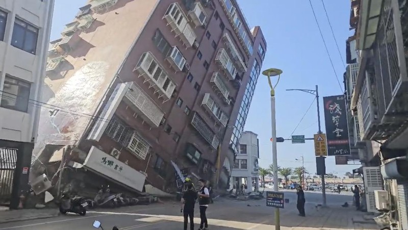 Sebuah gedung nampak ambruk akibat gempa yang mengguncang wilayah Taiwan dengan magnitudo 7,5 hingga muncul peringatan Tsunami pada Rabu (3/4/2024). (Sosial Media X @Motabhai012)