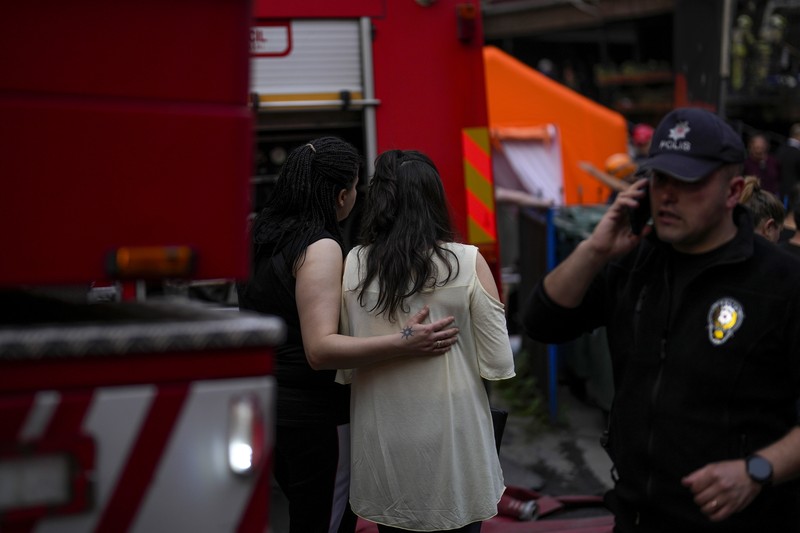 Tim darurat dan petugas polisi bekerja setelah kebakaran yang terjadi pada siang hari di sebuah klub malam di Istanbul, Turki, Selasa, 2 April 2024. Kebakaran di klub malam Istanbul selama renovasi pada hari Selasa menewaskan sedikitnya 29 orang, pejabat dan laporan mengatakan. Beberapa orang, termasuk manajer klub, ditahan untuk diinterogasi. (AP Photo/Khalil Hamra)