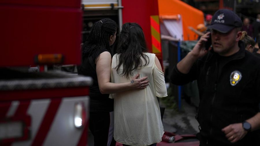 Tim darurat dan petugas polisi bekerja setelah kebakaran yang terjadi pada siang hari di sebuah klub malam di Istanbul, Turki, Selasa, 2 April 2024. Kebakaran di klub malam Istanbul selama renovasi pada hari Selasa menewaskan sedikitnya 29 orang, pejabat dan laporan mengatakan. Beberapa orang, termasuk manajer klub, ditahan untuk diinterogasi. (AP Photo/Khalil Hamra)