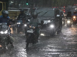 Jakarta Hujan Deras, Lalin Gatsu Arah Cawang Macet Sore Ini
