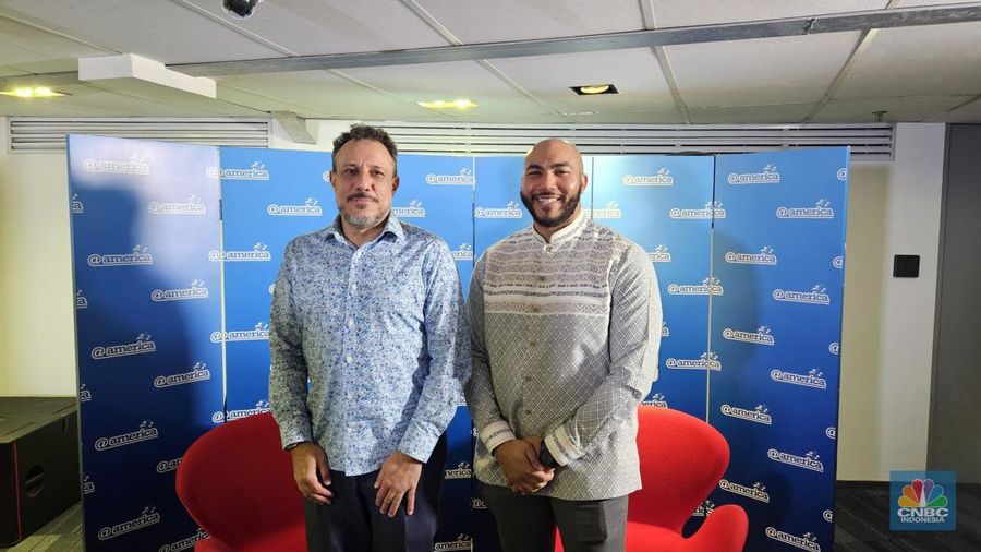 James Chambers, Chief Operating Officer (COO) American Halal Foundation (AHF) kiri dan Aly Ghanim, Quality Manager/Senior Technical Auditor untuk ISWA Halal Certification (USA Halal Chamber of Commerce, Inc.) kanan dalam acara Sertifikasi Halal Produk AS di Amerika Pasific Place, Rabu (3/4/2024). (CNBC Indonesia/Thea Fathanah)