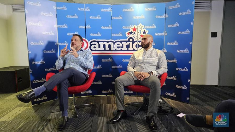 James Chambers, Chief Operating Officer (COO) American Halal Foundation (AHF) kiri dan Aly Ghanim, Quality Manager/Senior Technical Auditor untuk ISWA Halal Certification (USA Halal Chamber of Commerce, Inc.) kanan dalam acara Sertifikasi Halal Produk AS di Amerika Pasific Place, Rabu (3/4/2024). (CNBC Indonesia/Thea Fathanah)