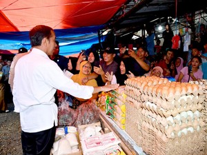Tinjau Pasar di Jambi, Jokowi Pastikan Harga Bahan Pokok Stabil Jelang Lebaran