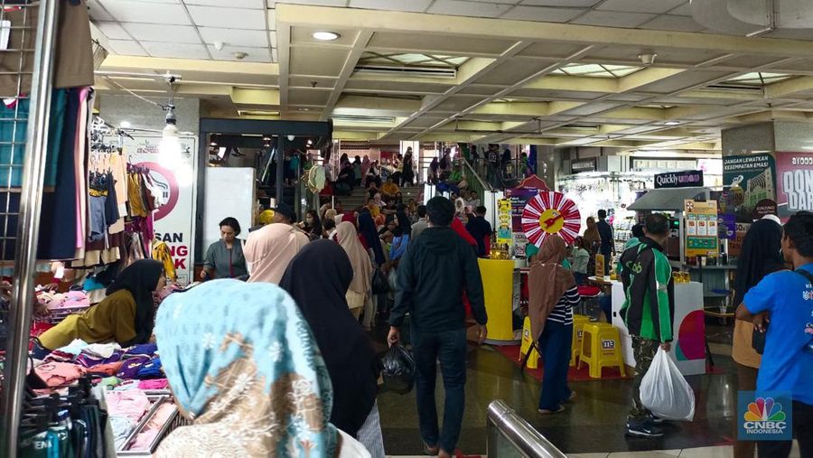 Kepadatan terasa di Blok B Pasar Tanah Abang di H-7 Lebaran. (CNBC Indonesia/Martyasari Rizky)