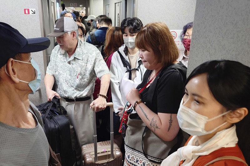 Warga menyelamatkan seorang anak dari bangunan yang runtuh sebagian di Hualien, Taiwan timur pada Rabu, 3 April 2024. (TVBS via AP)