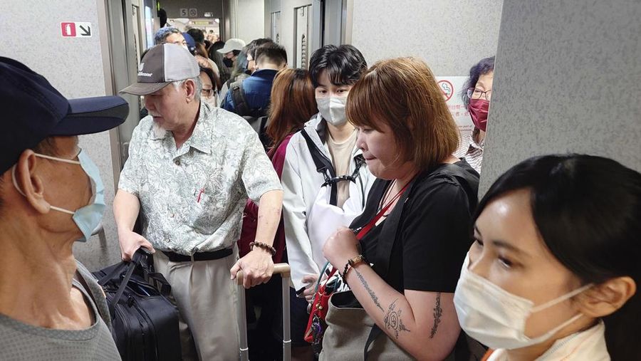 Warga menyelamatkan seorang anak dari bangunan yang runtuh sebagian di Hualien, Taiwan timur pada Rabu, 3 April 2024. (TVBS via AP)