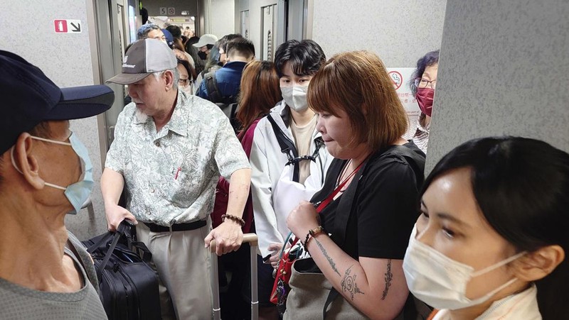 Warga menyelamatkan seorang anak dari bangunan yang runtuh sebagian di Hualien, Taiwan timur pada Rabu, 3 April 2024. (TVBS via AP)