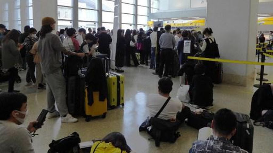 Warga menyelamatkan seorang anak dari bangunan yang runtuh sebagian di Hualien, Taiwan timur pada Rabu, 3 April 2024. (TVBS via AP)