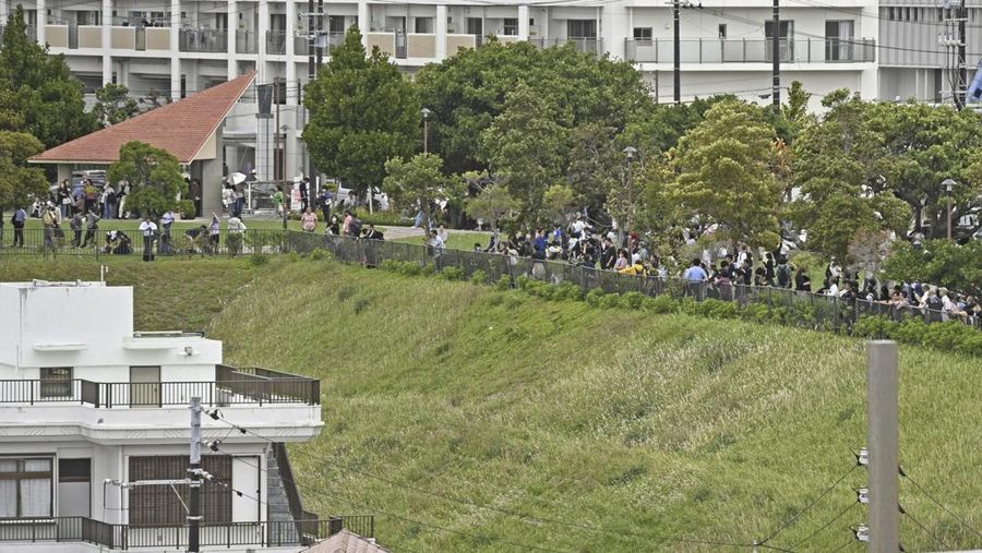 Masyarakat mengungsi ke tempat yang lebih tinggi setelah peringatan tsunami menyusul gempa bumi dahsyat di Naha, prefektur Okinawa, Jepang, Rabu, 3 April 2024. (Kyodo News via AP)