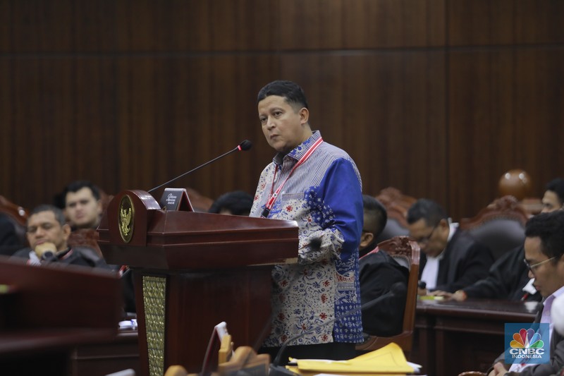 Yudistira Dwi Wardhana Asnar, Saksi Ahli Termohon dalam sidang lanjutan sengketa Perselisihan Hasil Pemilihan Umum (PHPU) 2024 di ruang sidang MK, Rabu (3/4/2024). (CNBC Indonesia/Muhammad Sabki)