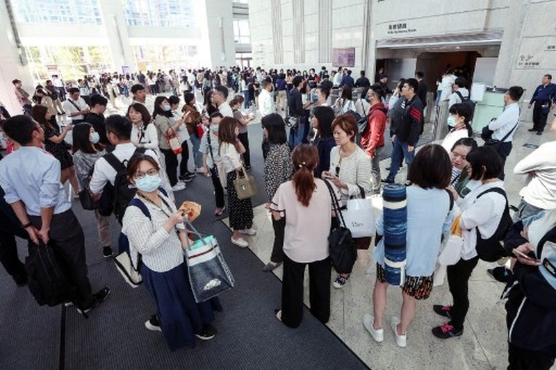 Warga menyelamatkan seorang anak dari bangunan yang runtuh sebagian di Hualien, Taiwan timur pada Rabu, 3 April 2024. (TVBS via AP) Warga menyelamatkan seorang anak dari bangunan yang runtuh sebagian di Hualien, Taiwan timur pada Rabu, 3 April 2024. (TVBS via AP)