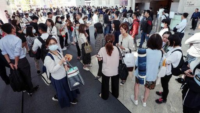 Warga menyelamatkan seorang anak dari bangunan yang runtuh sebagian di Hualien, Taiwan timur pada Rabu, 3 April 2024. (TVBS via AP)