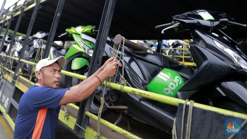 Pekerja mengecek ikatan kendaraan motor yang hendak dikirim melalui jasa pengiriman yang dibuka untuk Mudik Gratis 2024 di Terminal Pulogadung, Jakarta, Rabu (3/4/2024). (CNBC Indonesia/Muhammad Sabki) Pekerja mengecek ikatan kendaraan motor yang hendak dikirim melalui jasa pengiriman yang dibuka untuk Mudik Gratis 2024 di Terminal Pulogadung, Jakarta, Rabu (3/4/2024). (CNBC Indonesia/Muhammad Sabki)