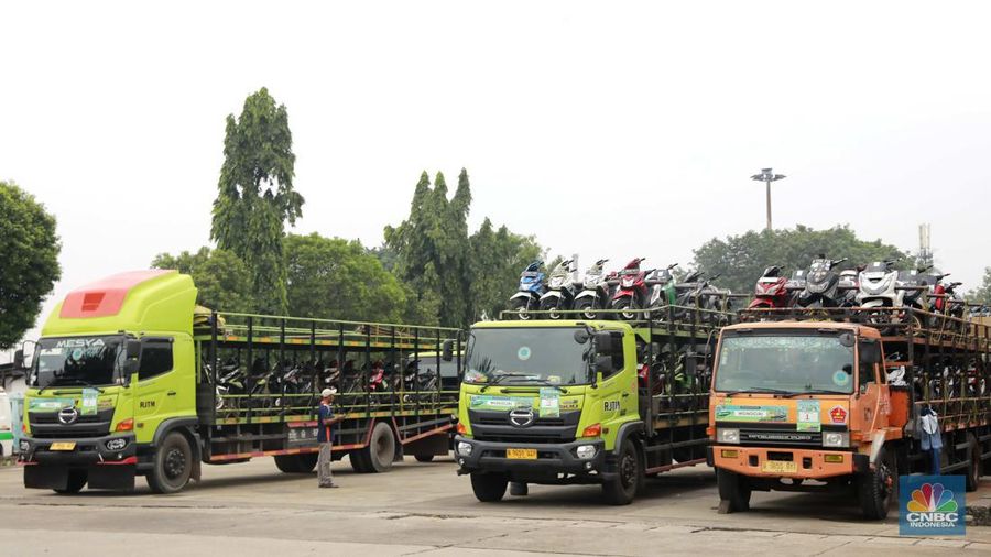 Pekerja mengecek ikatan kendaraan motor yang hendak dikirim melalui jasa pengiriman yang dibuka untuk Mudik Gratis 2024 di Terminal Pulogadung, Jakarta, Rabu (3/4/2024). (CNBC Indonesia/Muhammad Sabki)