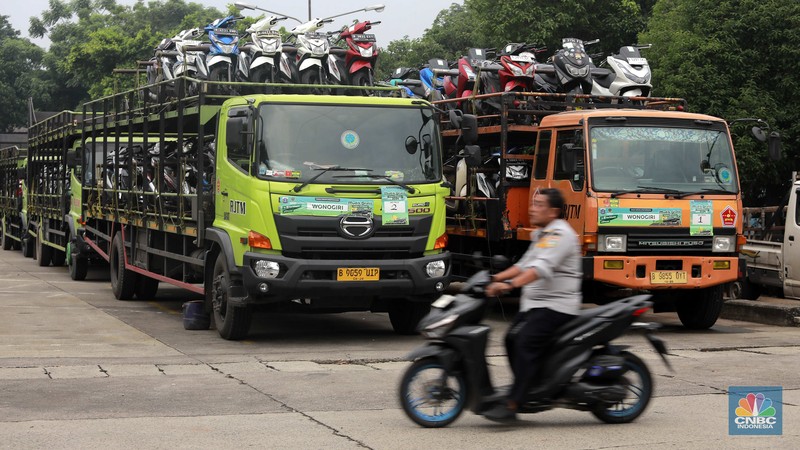 Pekerja mengecek ikatan kendaraan motor yang hendak dikirim melalui jasa pengiriman yang dibuka untuk Mudik Gratis 2024 di Terminal Pulogadung, Jakarta, Rabu (3/4/2024). (CNBC Indonesia/Muhammad Sabki) Pekerja mengecek ikatan kendaraan motor yang hendak dikirim melalui jasa pengiriman yang dibuka untuk Mudik Gratis 2024 di Terminal Pulogadung, Jakarta, Rabu (3/4/2024). (CNBC Indonesia/Muhammad Sabki)