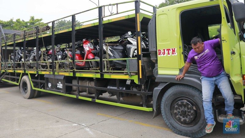 Pekerja mengecek ikatan kendaraan motor yang hendak dikirim melalui jasa pengiriman yang dibuka untuk Mudik Gratis 2024 di Terminal Pulogadung, Jakarta, Rabu (3/4/2024). (CNBC Indonesia/Muhammad Sabki) Pekerja mengecek ikatan kendaraan motor yang hendak dikirim melalui jasa pengiriman yang dibuka untuk Mudik Gratis 2024 di Terminal Pulogadung, Jakarta, Rabu (3/4/2024). (CNBC Indonesia/Muhammad Sabki)