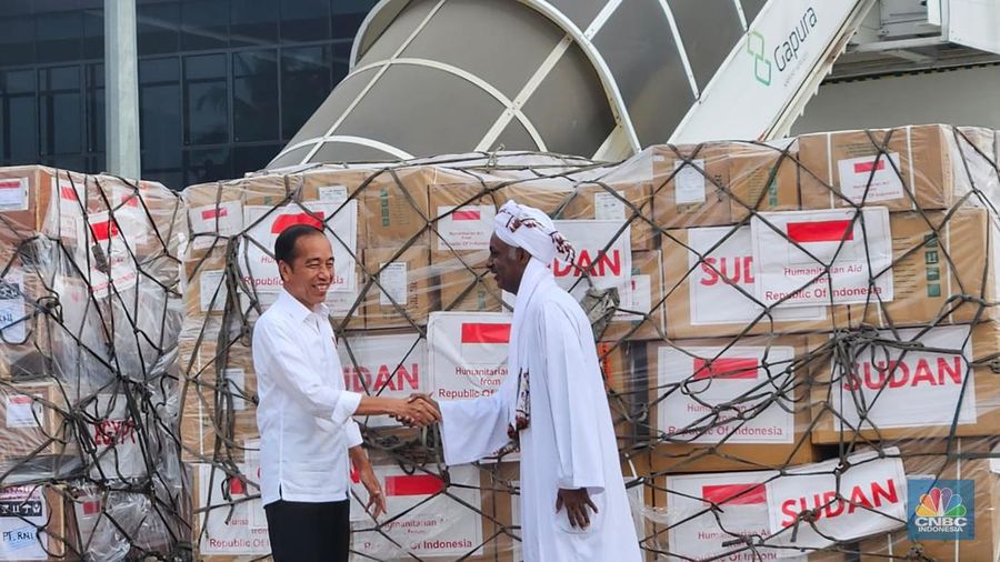 Pelepasan Bantuan Kemanusiaan untuk Mesir dan Sudan oleh Presiden Joko Widodo di Baseops Lanud Halim Perdana Kusuma, Jakarta Timur. (CNBC Indonesia/Emir Yanwardhana)