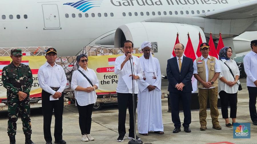 Pelepasan Bantuan Kemanusiaan untuk Mesir dan Sudan oleh Presiden Joko Widodo di Baseops Lanud Halim Perdana Kusuma, Jakarta Timur. (CNBC Indonesia/Emir Yanwardhana)