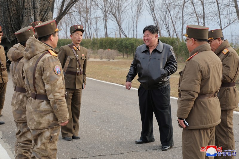Pemimpin Korea Utara Kim Jong-un menghadiri uji peluncuran rudal hipersonik bahan bakar padat jarak menengah hingga jarak jauh yang baru, di lokasi yang tidak diketahui di Korea Utara, 2 April 2024, dalam gambar yang dirilis pada 3 April 2024, oleh Kantor Berita Pusat Korea. Pemimpin Korea Utara Kim Jong-un menghadiri uji peluncuran rudal hipersonik bahan bakar padat jarak menengah hingga jarak jauh yang baru, di lokasi yang tidak diketahui di Korea Utara, 2 April 2024, dalam gambar yang dirilis pada 3 April 2024, oleh Kantor Berita Pusat Korea. (KCNA via REUTERS)