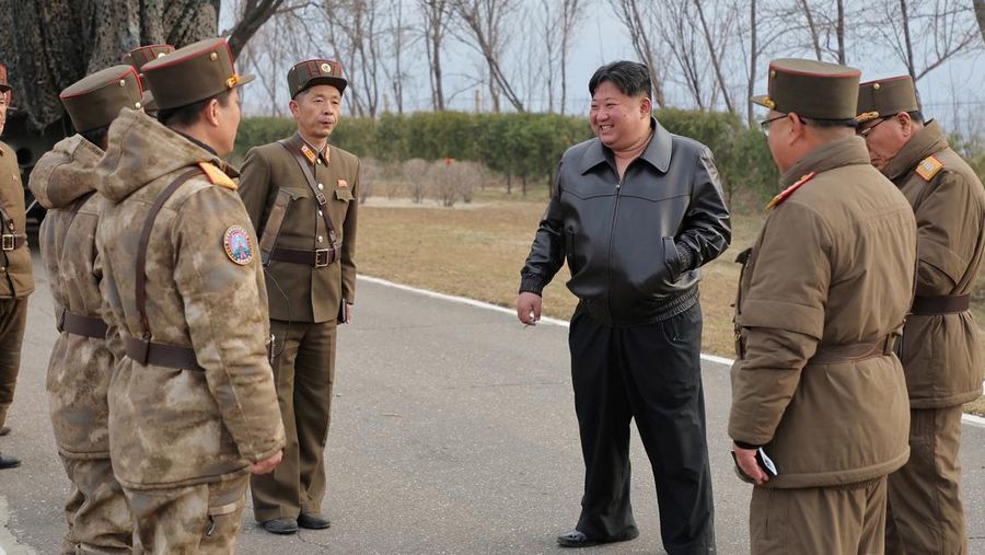 Pemimpin Korea Utara Kim Jong-un menghadiri uji peluncuran rudal hipersonik bahan bakar padat jarak menengah hingga jarak jauh yang baru, di lokasi yang tidak diketahui di Korea Utara, 2 April 2024, dalam gambar yang dirilis pada 3 April 2024, oleh Kantor Berita Pusat Korea. (KCNA via REUTERS)