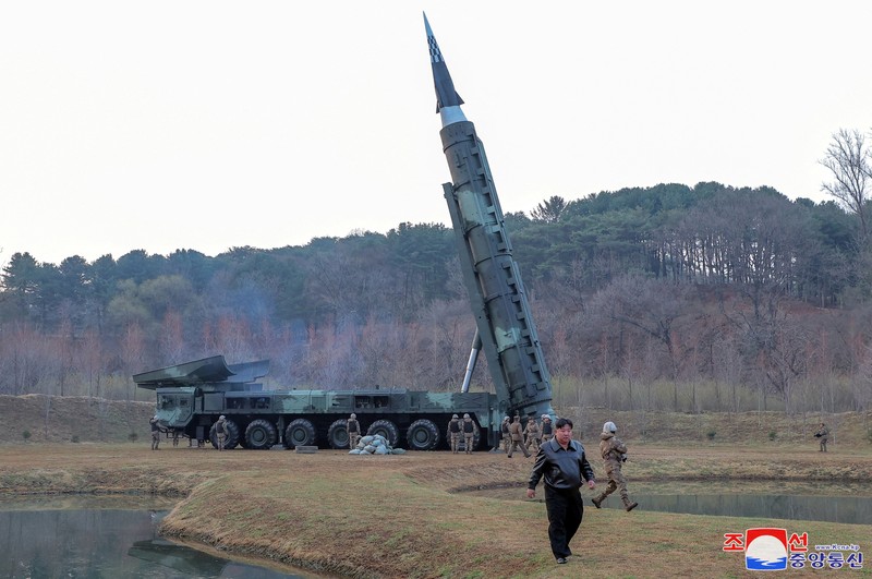 Pemimpin Korea Utara Kim Jong-un menghadiri uji peluncuran rudal hipersonik bahan bakar padat jarak menengah hingga jarak jauh yang baru, di lokasi yang tidak diketahui di Korea Utara, 2 April 2024, dalam gambar yang dirilis pada 3 April 2024, oleh Kantor Berita Pusat Korea. Pemimpin Korea Utara Kim Jong-un menghadiri uji peluncuran rudal hipersonik bahan bakar padat jarak menengah hingga jarak jauh yang baru, di lokasi yang tidak diketahui di Korea Utara, 2 April 2024, dalam gambar yang dirilis pada 3 April 2024, oleh Kantor Berita Pusat Korea. (KCNA via REUTERS)