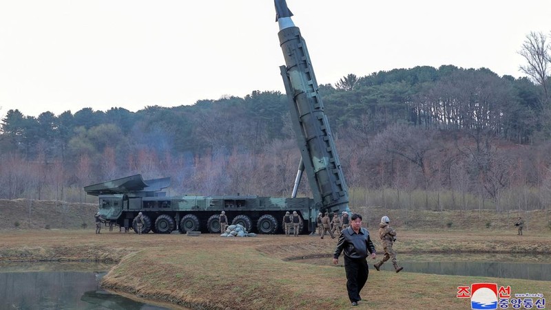 Pemimpin Korea Utara Kim Jong-un menghadiri uji peluncuran rudal hipersonik bahan bakar padat jarak menengah hingga jarak jauh yang baru, di lokasi yang tidak diketahui di Korea Utara, 2 April 2024, dalam gambar yang dirilis pada 3 April 2024, oleh Kantor Berita Pusat Korea. (KCNA via REUTERS)