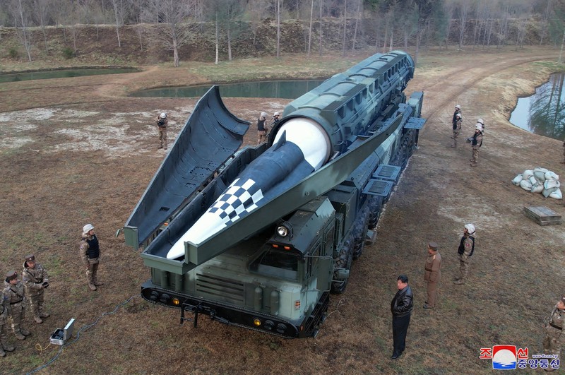 Pemimpin Korea Utara Kim Jong-un menghadiri uji peluncuran rudal hipersonik bahan bakar padat jarak menengah hingga jarak jauh yang baru, di lokasi yang tidak diketahui di Korea Utara, 2 April 2024, dalam gambar yang dirilis pada 3 April 2024, oleh Kantor Berita Pusat Korea. Pemimpin Korea Utara Kim Jong-un menghadiri uji peluncuran rudal hipersonik bahan bakar padat jarak menengah hingga jarak jauh yang baru, di lokasi yang tidak diketahui di Korea Utara, 2 April 2024, dalam gambar yang dirilis pada 3 April 2024, oleh Kantor Berita Pusat Korea. (KCNA via REUTERS)