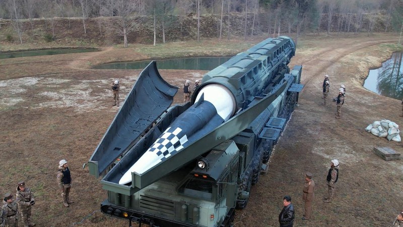 Pemimpin Korea Utara Kim Jong-un menghadiri uji peluncuran rudal hipersonik bahan bakar padat jarak menengah hingga jarak jauh yang baru, di lokasi yang tidak diketahui di Korea Utara, 2 April 2024, dalam gambar yang dirilis pada 3 April 2024, oleh Kantor Berita Pusat Korea. (KCNA via REUTERS)