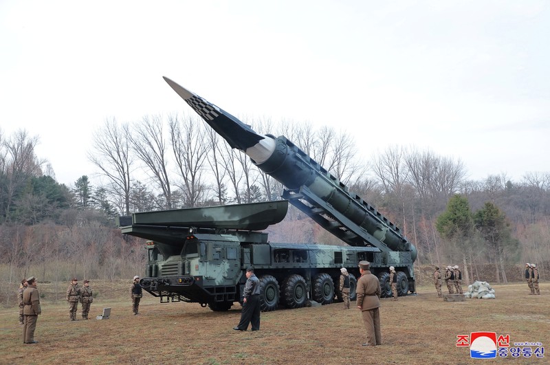 Pemimpin Korea Utara Kim Jong-un menghadiri uji peluncuran rudal hipersonik bahan bakar padat jarak menengah hingga jarak jauh yang baru, di lokasi yang tidak diketahui di Korea Utara, 2 April 2024, dalam gambar yang dirilis pada 3 April 2024, oleh Kantor Berita Pusat Korea. Pemimpin Korea Utara Kim Jong-un menghadiri uji peluncuran rudal hipersonik bahan bakar padat jarak menengah hingga jarak jauh yang baru, di lokasi yang tidak diketahui di Korea Utara, 2 April 2024, dalam gambar yang dirilis pada 3 April 2024, oleh Kantor Berita Pusat Korea. (KCNA via REUTERS)