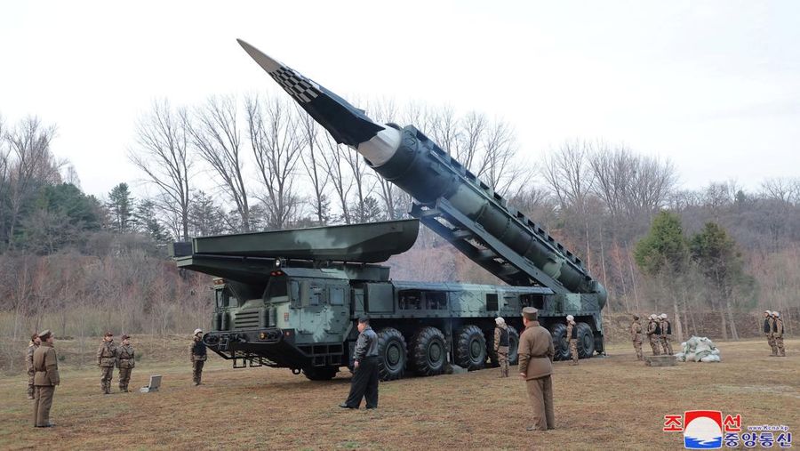 Pemimpin Korea Utara Kim Jong-un menghadiri uji peluncuran rudal hipersonik bahan bakar padat jarak menengah hingga jarak jauh yang baru, di lokasi yang tidak diketahui di Korea Utara, 2 April 2024, dalam gambar yang dirilis pada 3 April 2024, oleh Kantor Berita Pusat Korea. (KCNA via REUTERS)
